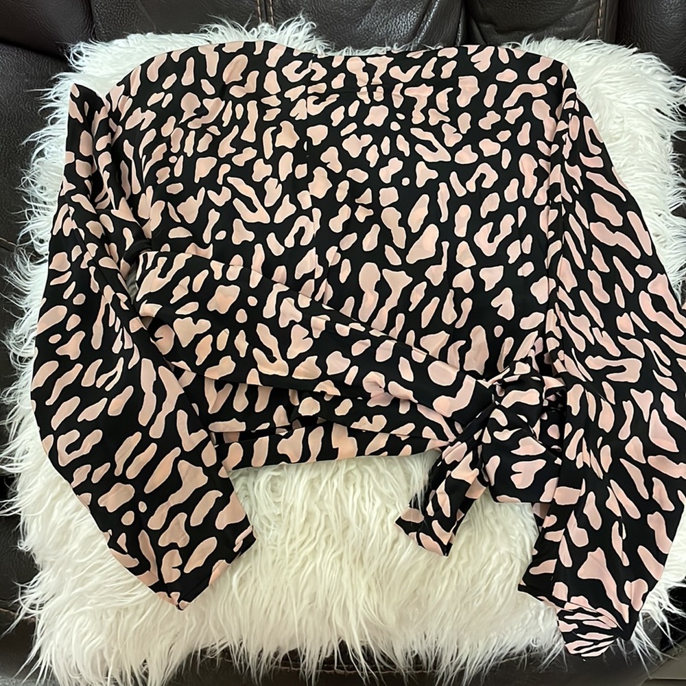 Diane Von Furstenberg wrapped around blouse - Picture 6 of 6
